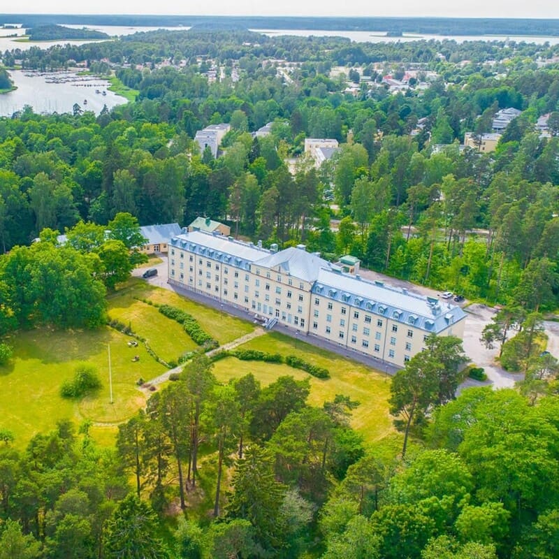 Ilmakuva Knipnäs Gårdin päärakennuksesta ja puistomaisesta piha-alueesta